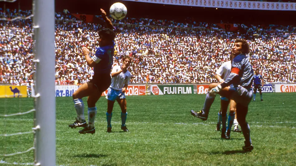 Die-Hand-Gottes-Diego-Armando-Maradona-Argentinien-schreibt-mit-seinem-eigentlich-irregulaeren-Treffer-gegen-Torwart-Peter-Shilton-England-Weltmeisterschaftsgeschichte