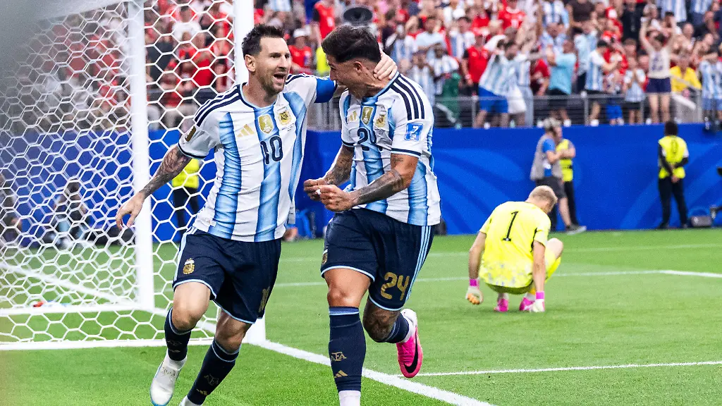 260622-Lionel-Messi-of-Argentina-celebrates-with-Enzo-Fernandez-after-1-0-during-the-FIFA-World-Cup-WM-Weltmeisterschaft-Fussball-2026-football-match-between-Argentina-and-Austria-on-June-22-2026-in-Dallas