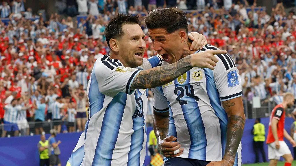Fussball-Maenner-WM-Argentinien-Oesterreich-Vorrunde-Gruppe-J-2-Spieltag-Dallas-Stadion-Der-Argentinier-Lionel-Messi-l-jubelt-nach-seinem-Tor-zum-1-0-mit-Enzo-Fernandez