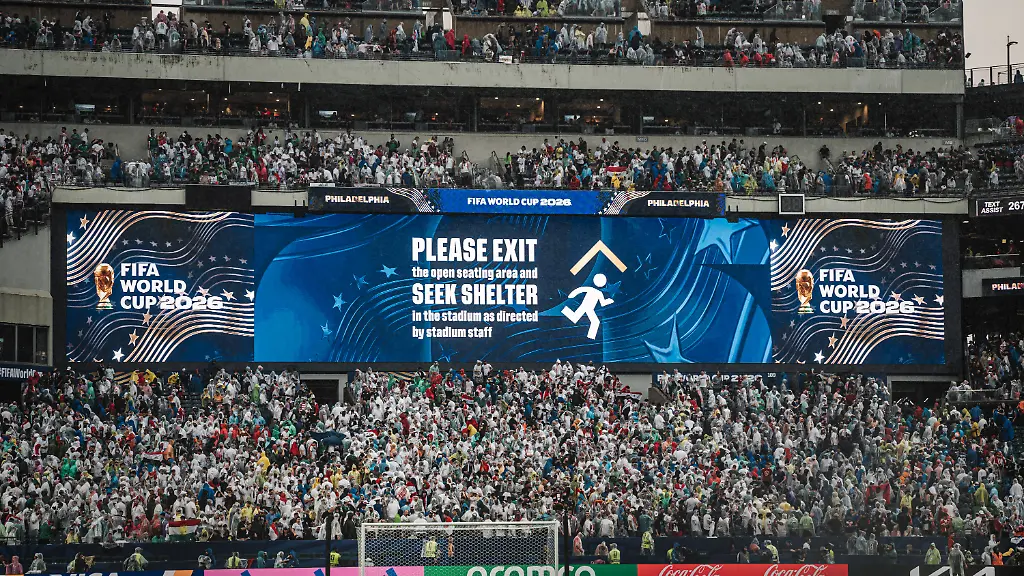 Fussball-Herren-FIFA-Fussball-Weltmeisterschaft-2026-Gruppe-I-Frankreich-vs-Irak-22-06-2026-Das-Stadion-wird-aufgrund-eines-Unwetters-Gewitter-Blitz-Donner-geraeumt-auf-der-Anzeige-steht-please-exit-the-open-seating-area-and-seek-shelter-in-the-stadium-as-directed-by-stadium-staff-Philadelphia-Philadelphia-Stadion-Pennsylvania-United-States-of-America-Mens-Soccer-2026-FIFA-World-Cup-Group-I-France-vs