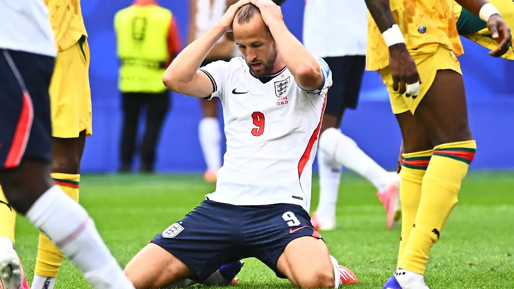 Fussball-Maenner-WM-2026-England-Ghana-Vorrunde-Gruppe-L-Spieltag-2-Boston-Stadion-Harry-Kane-England-reagiert-nach-einer-vergebenen-Chance-ACHTUNG-Gemaess-den-Auflagen-der-FIFA-duerfen-die-Bilder-ausschliesslich-zur-redaktionellen-Verwendung-genutzt-werden-Eine-kommerzielle-Nutzung-ist-ausgeschlossen-Zudem-duerfen-keine-videoaehnlichen-Sequenzen-erstellt-werden-und-es-duerfen-keine-Veraenderungen-weder-im-Vordergrund-noch-im-Hintergrund-am-Bild-vorgenommen-werden