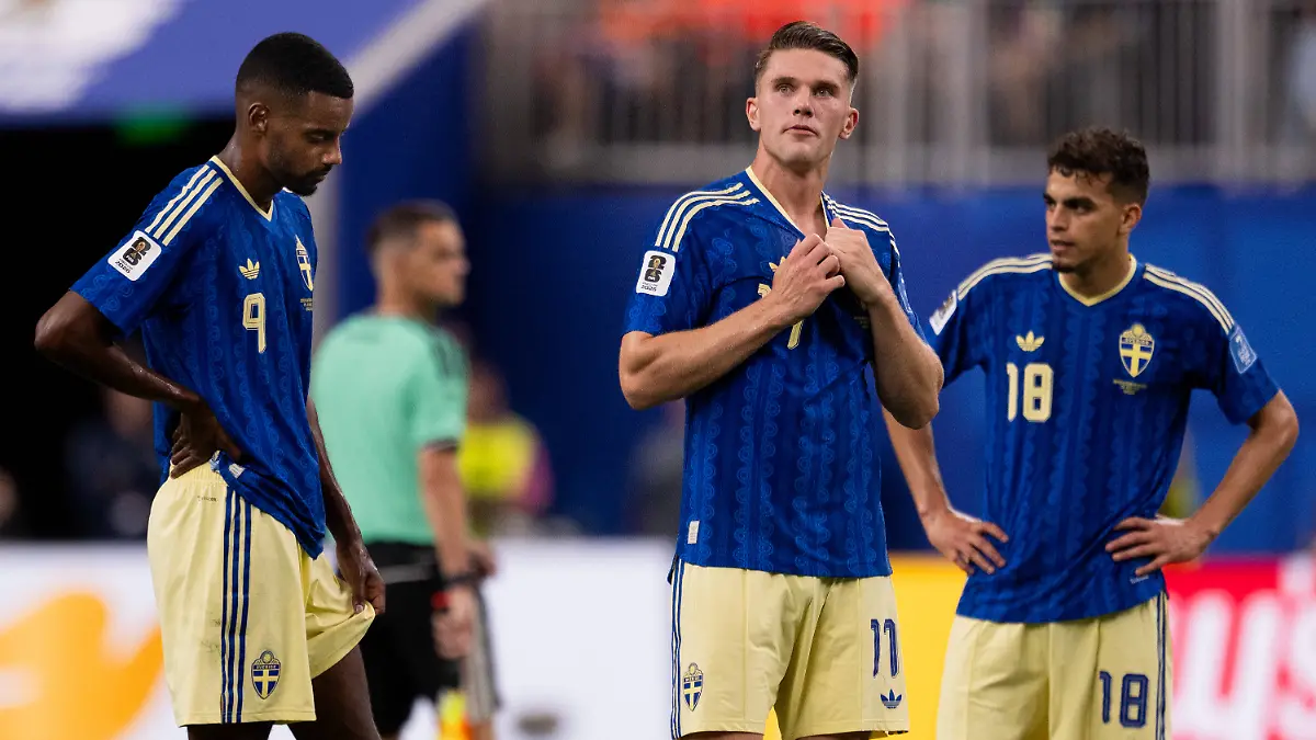 260620-Alexander-Isak-Viktor-Gyoekeres-and-Yasin-Ayari-of-Sweden-look-dejected-during-the-FIFA-World-Cup-WM-Weltmeisterschaft-Fussball-2026-football-match-between-Netherlands-and-Sweden-on-June-20-2026-in-Houston