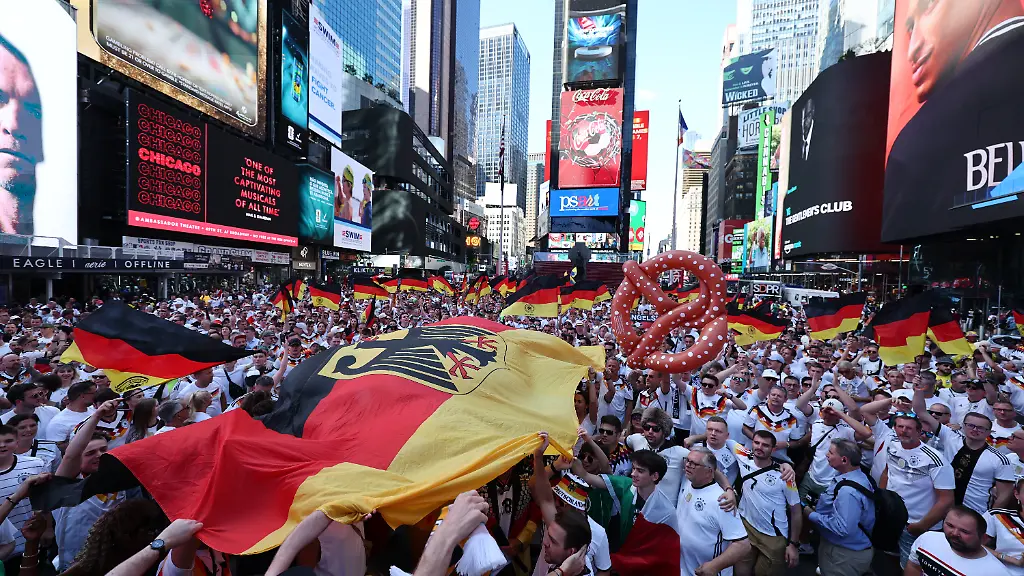 Fussball-WM-Nationalmannschaft-vor-dem-letzten-Gruppenspiel-gegen-Ecuador-Deutsche-Fans-feiern-am-Times-Square