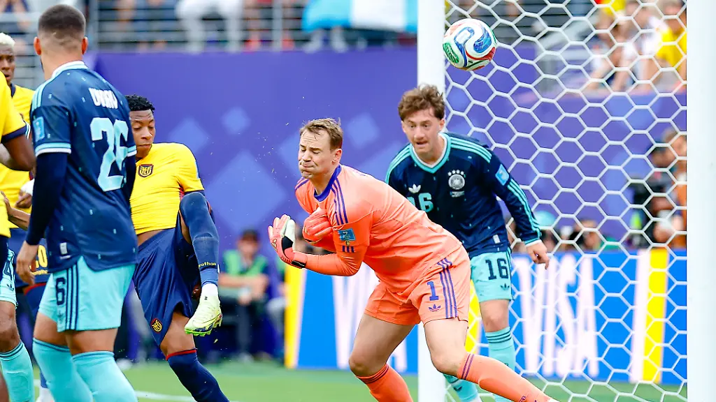 Fussball-Maenner-WM-2026-Ecuador-Deutschland-Vorrunde-Gruppe-E-Spieltag-3-New-York-New-Jersey-Stadion-Gonzalo-Plata-Ecuador-l-erzielt-gegen-Deutschlands-Torhueter-Manuel-Neuer-das-Tor-zum-2-1