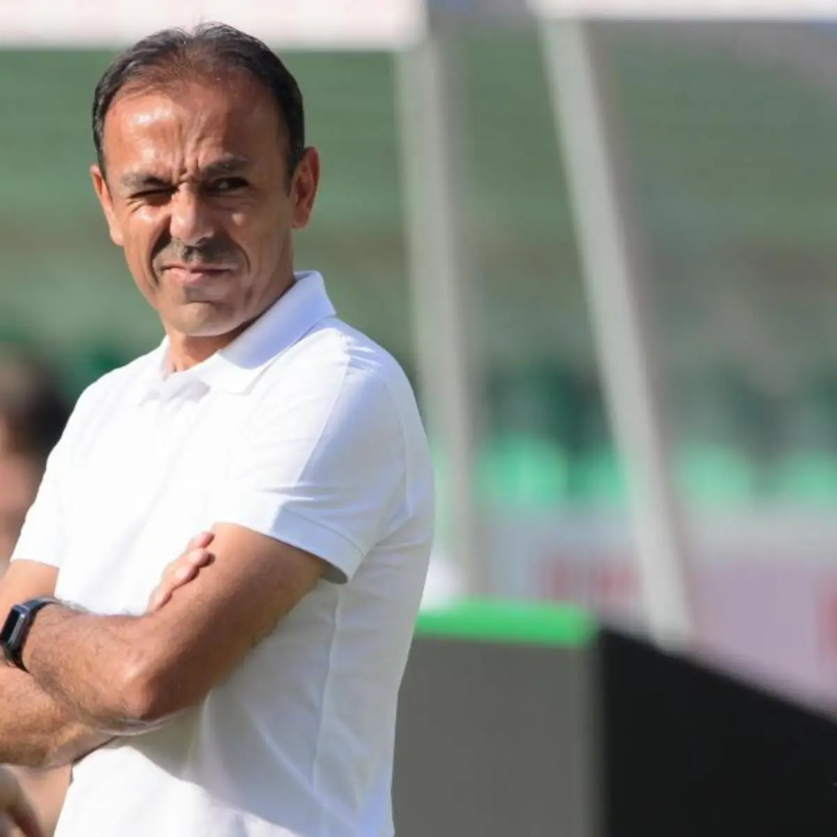 St-Paulis-Trainer-Jos-Luhukay-steht-vor-dem-Spiel-im-Stadion