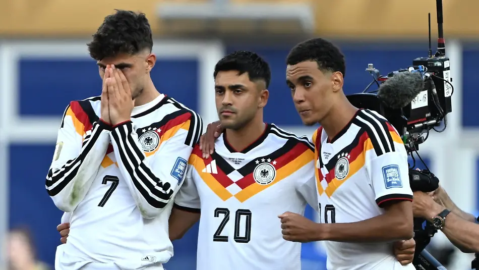 Fussball-Maenner-WM-2026-Nationalmannschaft-Deutschland-Paraguay-Sechzehntelfinale-im-Boston-Stadion-Kai-Havertz-Deutschland-Nadiem-Amiri-Deutschland-und-Jamal-Musiala-Deutschland-reagieren-waehrend-des-Elfmeterschiessens-ACHTUNG-Gemaess-den-Auflagen-der-FIFA-duerfen-die-Bilder-ausschliesslich-zur-redaktionellen-Verwendung-genutzt-werden-Eine-kommerzielle-Nutzung-ist-ausgeschlossen-Zudem-duerfen-keine-videoaehnlichen-Sequenzen-erstellt-werden-und-es-duerfen-keine-Veraenderungen-weder-im-Vordergrund-noch-im-Hintergrund-am-Bild-vorgenommen-werden