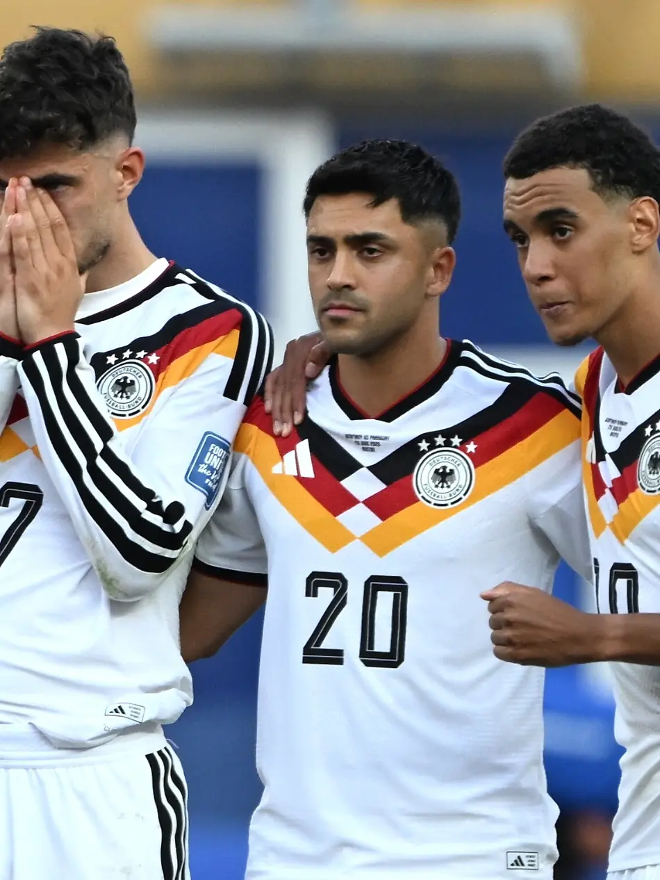 Fussball-Maenner-WM-2026-Nationalmannschaft-Deutschland-Paraguay-Sechzehntelfinale-im-Boston-Stadion-Kai-Havertz-Deutschland-Nadiem-Amiri-Deutschland-und-Jamal-Musiala-Deutschland-reagieren-waehrend-des-Elfmeterschiessens-ACHTUNG-Gemaess-den-Auflagen-der-FIFA-duerfen-die-Bilder-ausschliesslich-zur-redaktionellen-Verwendung-genutzt-werden-Eine-kommerzielle-Nutzung-ist-ausgeschlossen-Zudem-duerfen-keine-videoaehnlichen-Sequenzen-erstellt-werden-und-es-duerfen-keine-Veraenderungen-weder-im-Vordergrund-noch-im-Hintergrund-am-Bild-vorgenommen-werden