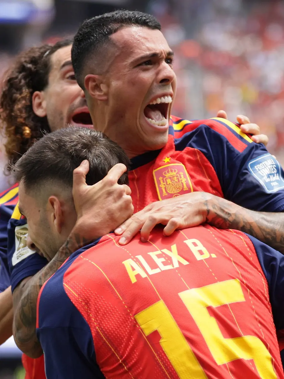 RECORD-DATE-NOT-STATED-FIFA-World-Cup-WM-Weltmeisterschaft-Fussball-2026-Round-of-32-Spain-vs-Austria-Pedro-Porro-of-Spain-top-celebrates-with-teammates-after-scoring-the-2-0-goal-during-the-FIFA-World-Cup-2026-Round-of-32-match-Spain-against-Austria-in-Los-Angeles-USA-02-July-2026