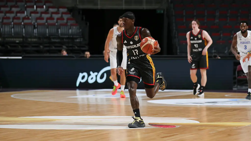 Basketball-Maenner-WM-Qualifikation-Israel-Deutschland-Europa-1-Runde-Gruppe-E-5-Spieltag-Dennis-Schroeder-Deutschland-dribbelt