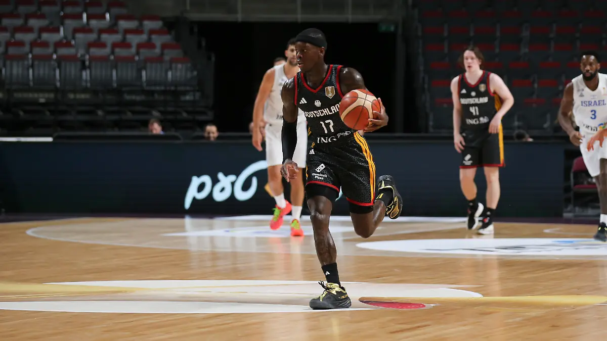 Basketball-Maenner-WM-Qualifikation-Israel-Deutschland-Europa-1-Runde-Gruppe-E-5-Spieltag-Dennis-Schroeder-Deutschland-dribbelt