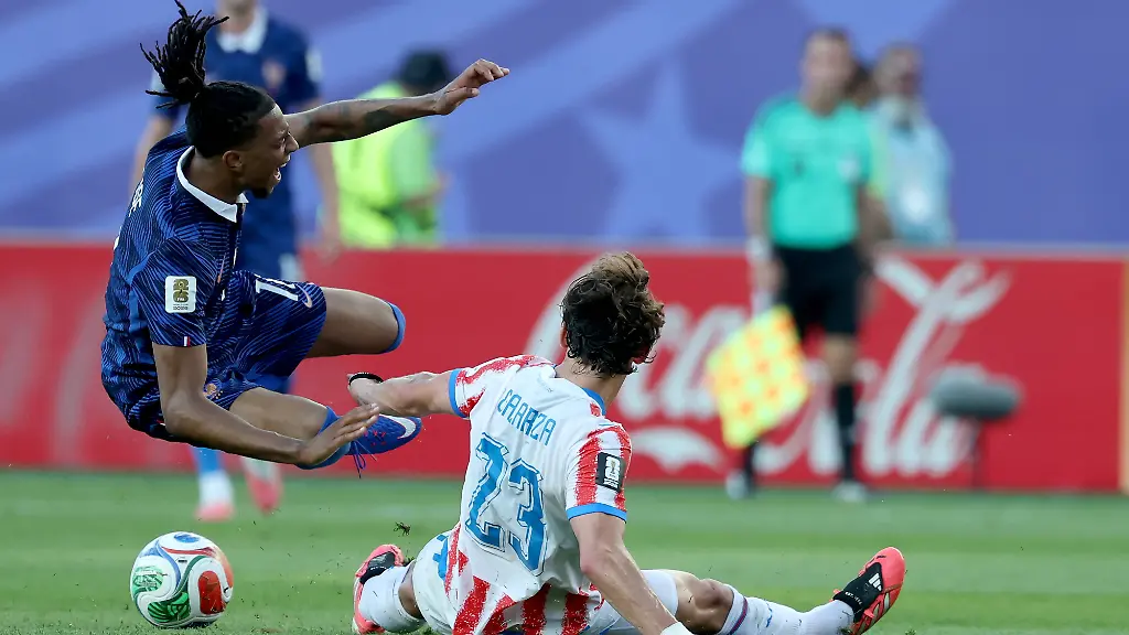 FIFA-World-Cup-WM-Weltmeisterschaft-Fussball-2026-Round-of-16-Paraguay-vs-France-Matias-Galarza-R-of-Paraguay-fouls-Michael-Olise-of-France-during-the-FIFA-World-Cup-2026-Round-of-16-match-Paraguay-against-France-in-Philadelphia-USA-04-July-2026