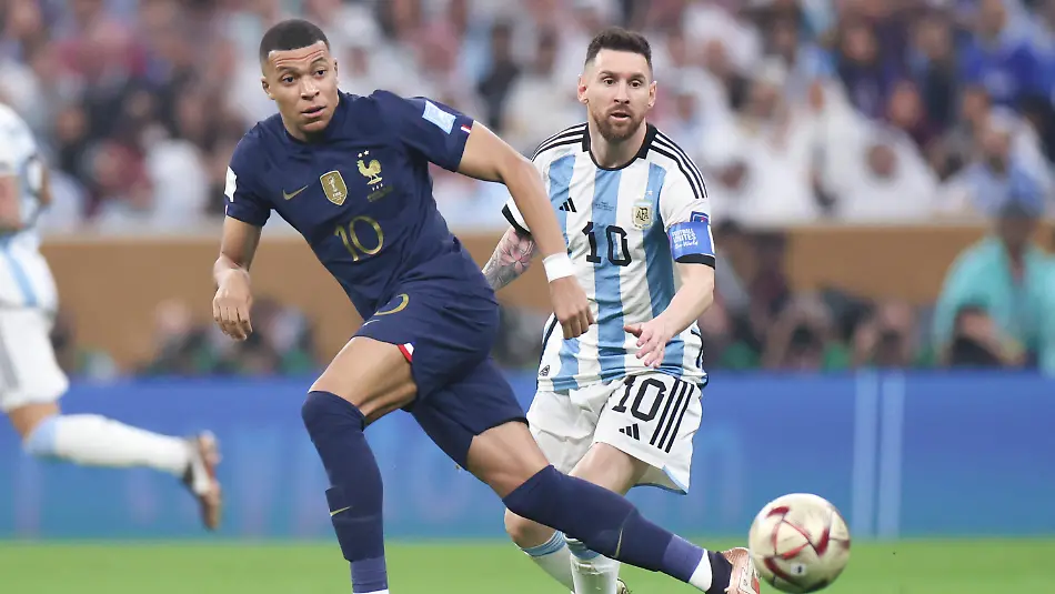 Sport-Bilder-des-Tages-221218-LUSAIER-Dec-18-2022-Lionel-Messi-R-of-Argentina-vies-the-ball-with-Kylian-Mbappe-of-France-during-the-Final-between-Argentina-and-France-at-the-2022-FIFA-World-Cup-WM-Weltmeisterschaft-Fussball-at-Lusail-Stadium-in-Lusail-Qatar-Dec-18-2022