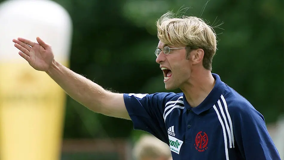 Bildnummer-00362441-Datum-05-08-2001-Copyright-imago-Alfred-Harder-Trainer-Juergen-Klopp-Mainz-lautstark-und-unzufrieden-quer-close-Coach-Unzufriedenheit-Schrei-schreien-Frust-frustriert-wuetend-Emotionen-Gestik-Saison-2001-2002-FSV-Mainz-05-Vdig-Mainz-Stadion-am-Bruchweg-Bruchwegstadion-Wut-Fussball-2
