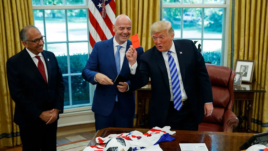 Damals-ein-Scherz-Trump-zeigt-Rot