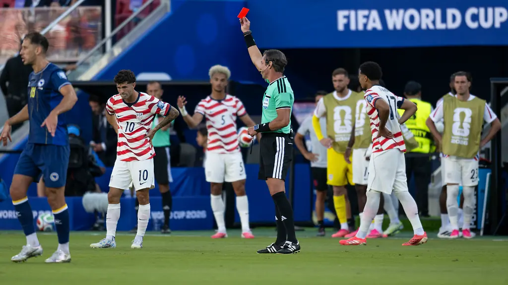 July-1-2026-Santa-Clara-California-USA-Brazilian-referee-RAPHAEL-CLAUS-gives-American-forward-FOLARIN-BALOGUN-20-a-red-card-during-the-World-Cup-2026-Round-of-32-soccer-match-between-the-United-States-and-Bosnia-and-Herzegovina-in-Santa-Clara-California-USA