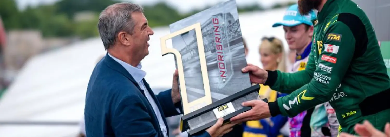 Bayerns-Ministerpraesident-Markus-Soeder-ueberreichte-Nicki-Thiim-den-Siegerpokal