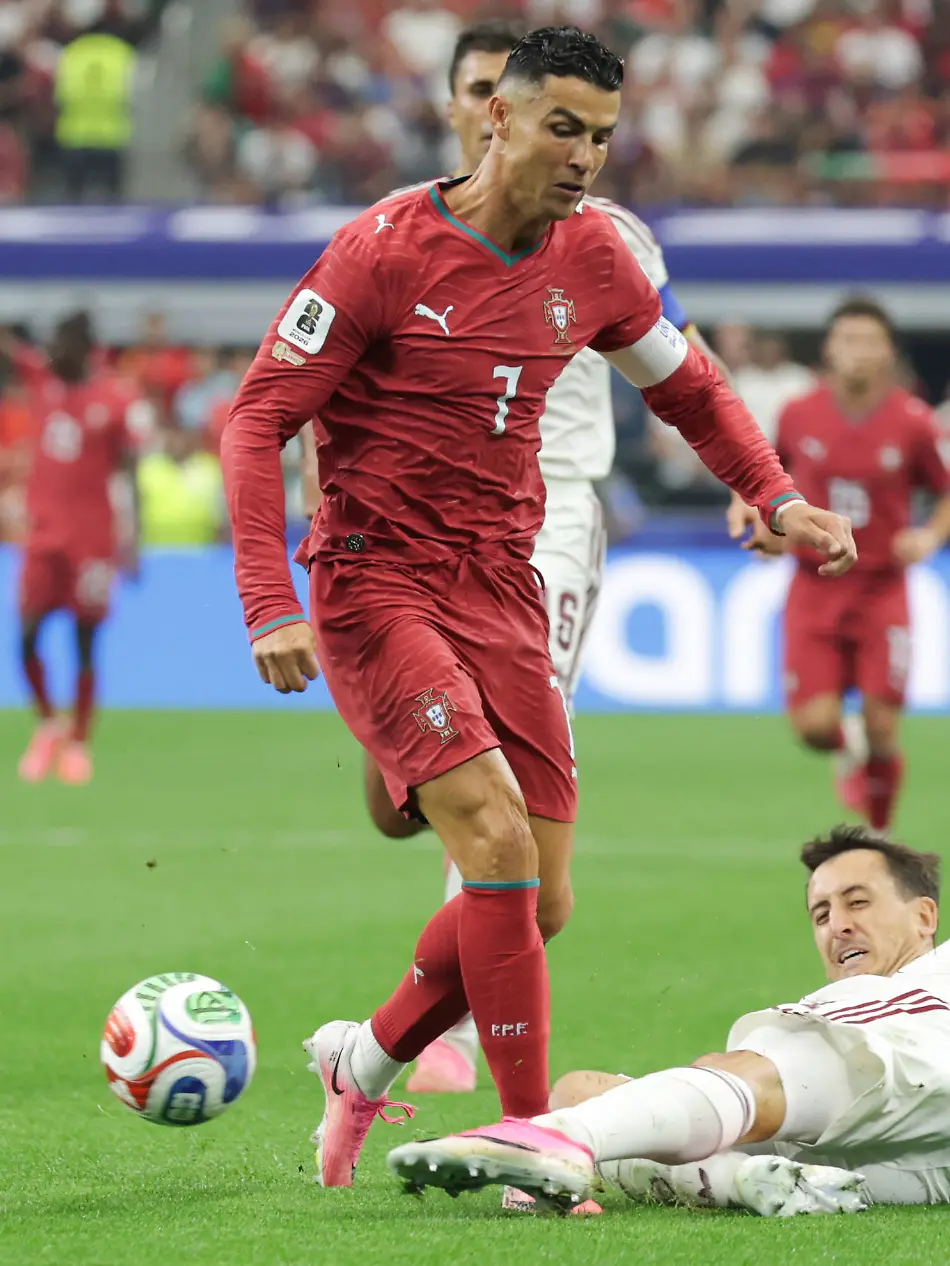 July-6-2026-Arlington-Texas-USA-Spain-midfielder-MIKEL-OYARZABAL-21-slide-tackles-Portugal-forward-CRISTIANO-RONALDO-7-during-the-2026-FIFA-World-Cup-WM-Weltmeisterschaft-Fussball-round-of-16-match-between-Spain-and-Portugal-at-Dallas-Stadium-in-Arlington-Texas-Spain-defeated-Portugal-1-0