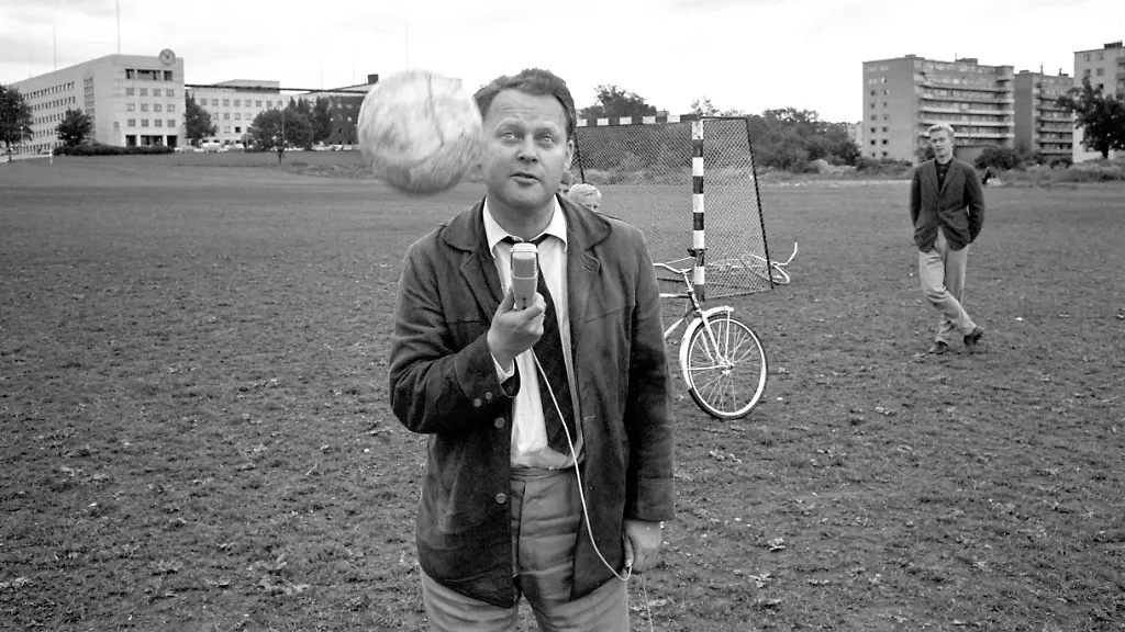 HISTORISKEBILDER-Oslo-19640704-Ny-fotballreporter-i-NRK-Bjorge-Lillelien-Her-fotografert-pa-fotballbane-utenfor-Marien-HISTORISKEBILDER-Oslo-19640704-Ny-fotballreporter-i-NRK-Bjorge-Lillelien-Her-fotografert-pa-fotballbane-utenfor-Marienlyst-med-fotball-Norsk-Rikskringkasting-i-bakgrunnen-Foto-Aktuell-Ivar-Aaserud-NTB-OSLO-NORGE-NORWAY-EDITORIAL-USE-ONLY-Ref-ENT6Gz9oksh9Zw-jpg-HISTORICAL-PHOTOS-Oslo-19640704-New-football-reporter-in-NRK-Bjorge-Lillelien-Here-photographed-on-the-football-pitch-outside-Marienlyst-with-football-Norwegian-National-Broadcasting-in-the-background-Photo-Current-Ivar-Aaserud-NTB-OSLO-NORWAY-NORWAY-EDITORIAL-USE-ONLY-PUBLICATIONxNOTxINxNORxSWExDENxFINxBELxFRAxISLxITAxPORxIRLxLUX-EDITORIAL-USE-ONLY-RESTRICTED-USE-FOR-BETTING-COMPANIES-Ref-ENT0240169045st