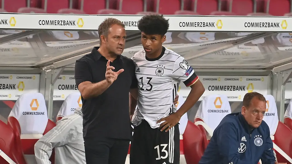 Bundestrainer-Hans-Dieter-Hansi-FLICK-GER-mit-Karim-ADEYEMI-GER-vor-Einwechslung-Fussball-Laenderspiel-WM-Qualifikation-Gruppe-J-Spieltag-5-Deutschland-Armenien-6-0-am-05-09-2021-in-Stuttgart-Mercedes-Benz-Arena