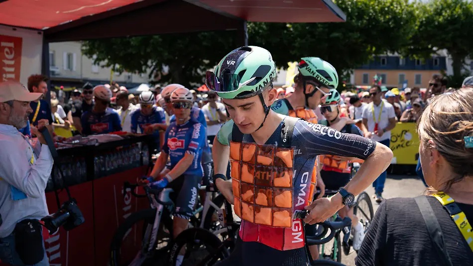 France-Lannemezan-July-8-2026-5th-stage-of-the-Tour-de-France-between-Lannemezan-and-Pau-Departure-zone-in-Lannemezan-The-leader-of-Team-Decathlon-CMA-CGM-Paul-Seixas-before-the-start-of-the-race-He-uses-an-ice-vest-to-cool-down-France-Lannemezan-8-juillet-2026-5eme-etape-du-Tour-de-France-entre-Lannemezan-et-Pau-Zone-de-depart-a-Lannemezan-Le-leader-de-l-equipe-Decathlon-CMA-CGM-Paul-Seixas-quelques-instants-avant-le-debut-de-la-course-Il-utilise-un-gilet-glace-pour-se-rafraichir