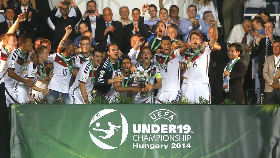U19-EM-Finale-Deutschland-Portugal-1-0-Hany-Mukhtar-und-Niklas-Stark-beide-Deutschland-mit-dem-Pokal-PUBLICATIONxNOTxINxHUN-U19-euro-Final-Germany-Portugal-1-0-Hany-Mukhtar-and-Niklas-strong-both-Germany-with-the-Cup-PUBLICATIONxNOTxINxHUN
