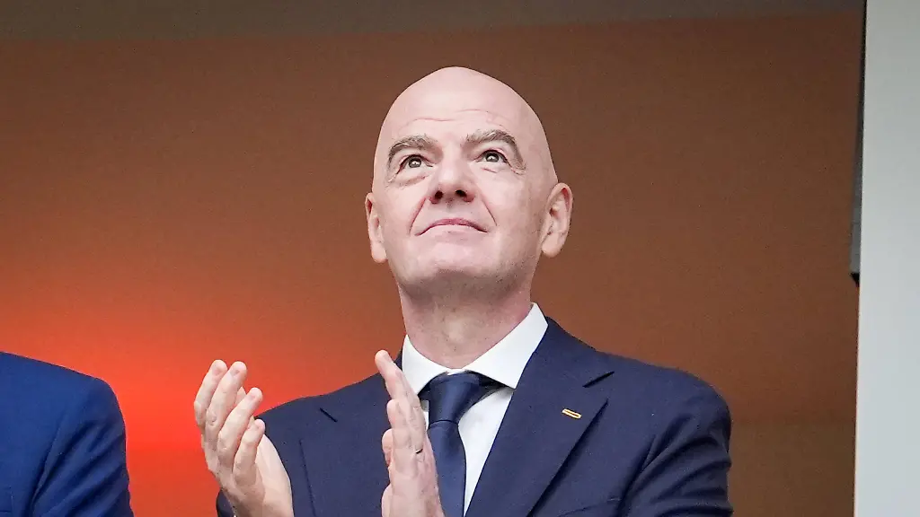 Kanada-Fussball-FIFA-World-Cup-WM-Weltmeisterschaft-Fussball-2026-Achtelfinale-Schweiz-vs-Kolumbien-BC-Place-Vancouver-Gianni-Infantino-FIFA-Praesident-Ehrentribuene-VIP-Loge-Mimik-Gesichtsausdruck-Emotion-Canada-Soccer-2026-FIFA-World-Cup-Round-of-16-Switzerland-vs