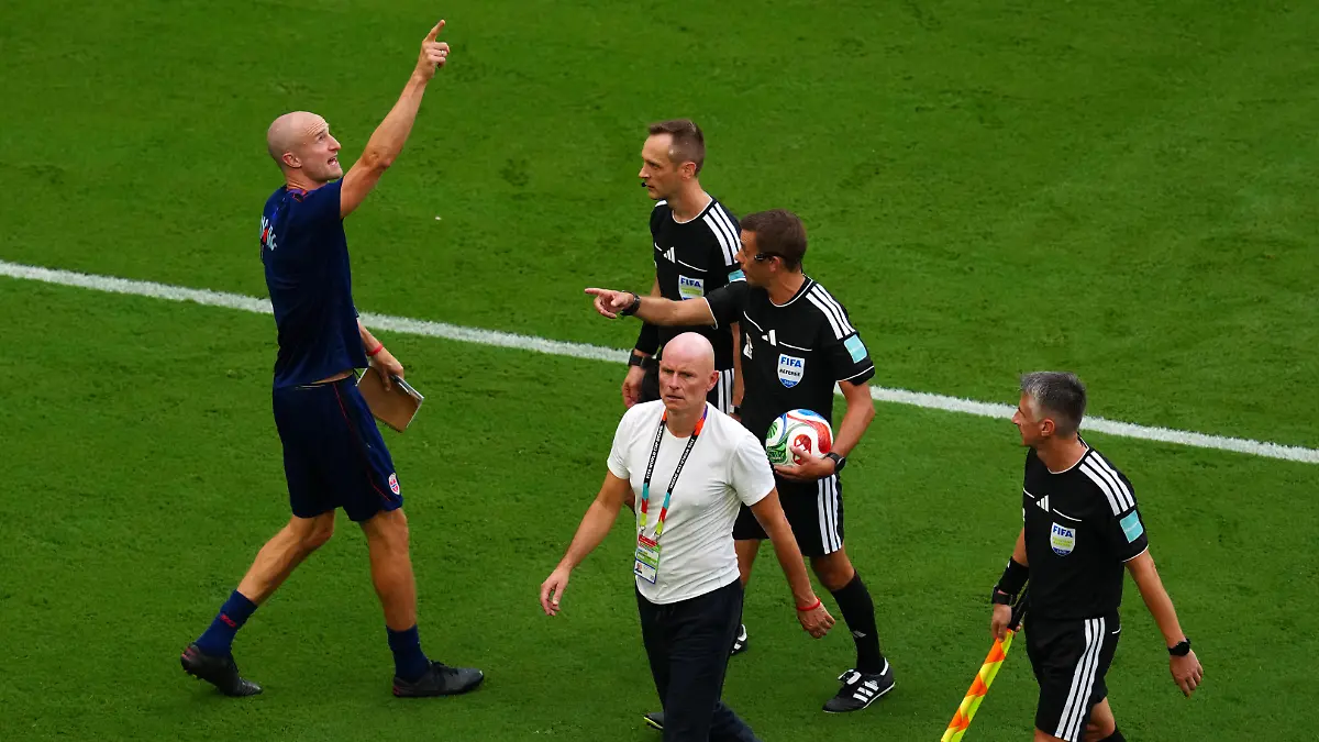 Norway-v-England-FIFA-World-Cup-2026-Quarter-Final-Miami-Stadium-Norway-manager-Stale-Solbakken-centre-and-sport-coordinator-Brede-Hangeland-complain-to-the-officials-at-half-time-during-the-FIFA-World-Cup-2026-quarter-final-match-at-the-Miami-Stadium-Picture-date-Saturday-July-11-2026-Photo-credit-should-read-Nick-Potts-PA-Wire-RESTRICTIONS-Use-subject-to-restrictions-Editorial-use-only-no-commercial-use-without-prior-consent-from-rights-holder