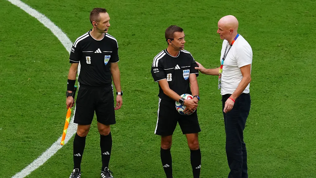 Fussball-Maenner-WM-2026-Norwegen-England-Finalrunde-Viertelfinale-Miami-Stadion-Der-norwegische-Nationaltrainer-Stale-Solbakken-r-beschwert-sich-in-der-Halbzeitpause-bei-Schiedsrichter-Clement-Turpin-Frankreich-ueber-das-Gegentor-seiner-Mannschaft-zum-1-1-EINSCHRAeNKUNGEN-Die-Nutzung-unterliegt-Einschraenkungen-Nur-fuer-redaktionelle-Zwecke-keine-kommerzielle-Nutzung-ohne-vorherige-Zustimmung-des-Rechteinhabers