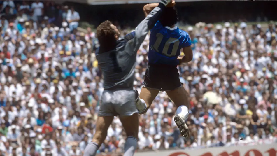 ARCHIV-Es-stehen-sich-am-22-Juni-1986-dem-Viertelfinalspiel-der-Weltmeisterschaft-1986-in-Mexiko-Argentinien-und-England-gegenueber-Das-Spiel-endete-2-1-fuer-Argentinien-Der-Argentinier-Diego-Maradona-r-erzielt-das-Tor-gegen-den-englischen-Tormann-Peter-Shilton-l