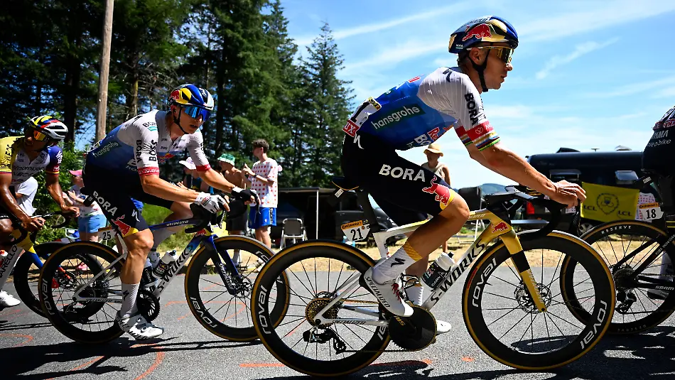 Tour-de-France-2026-Stage-9-USSEL-FRANCE-JULY-12-Evenepoel-Remco-BEL-of-Red-Bull-BORA-Hansgrohe-Lipowitz-Florian-GER-of-Red-Bull-BORA-Hansgrohe-during-stage-9-of-the-113rd-edition-of-Tour-de-France-an-UCI-World-Tour-2