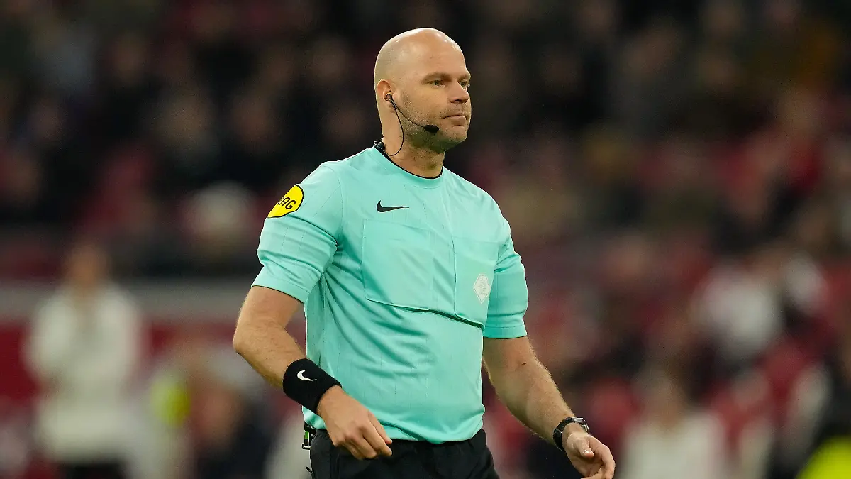 Referee-Rob-Dieperink-looks-on-during-the-Eredivisie-match-between-AFC-Ajax-and-Sparta-Rotterdam-at-Johan-Cruyff-Arena-on-March-14-2026-in-Amsterdam-Netherlands
