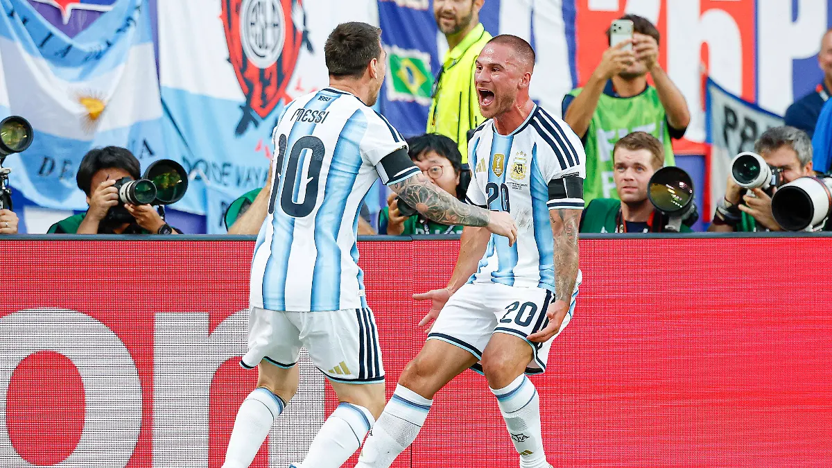 KANSAS-CITY-STADIUM-KANSAS-CITY-MISSOURI-11-07-2026-2026-MISTRZOSTWA-SWIATA-2026-W-PILKA-NOZNA-W-USA-CWIERCFINAL-1-4-ARGENTINA-ARGENTYNA-I-AND-SWITZERLAND-SZWAJCARIA-FIFA-World-Cup-WM-Weltmeisterschaft-Fussball-2026-Quarter-Final-match-between-Argentina-and-Switzerland-at-Kansas-City-Stadium-in-Kansas-City-Missouri-on-July-11-2026-N-Z-Argentina-midfielder-Alexis-Mac-Allister-20-celebrates-with-Argentina-forward-Lionel-Messi-10-after-scoring-a-goal-against-Switzerland-FOT-KAMIL-KRZACZYNSKI-NEWSPIX-PL-PILKA-NOZNA-FIFA-WORLD-CUP-2026-MS-MISTRZOSTWA-SWIATA-W-PILCE-NOZNEJ-MUNDIAL-USA-KANADA-MEKSYK-2026-newspix
