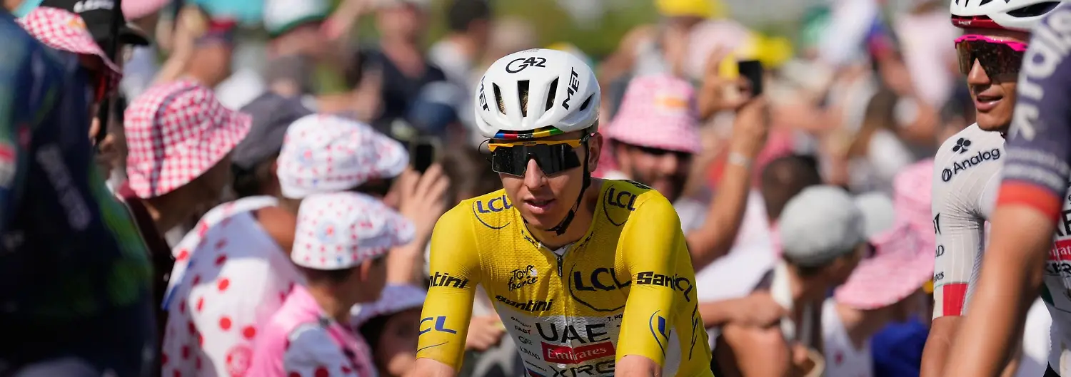 Tadej-Pogacar-bleibt-Gesamtfuehrender-der-Tour-de-France
