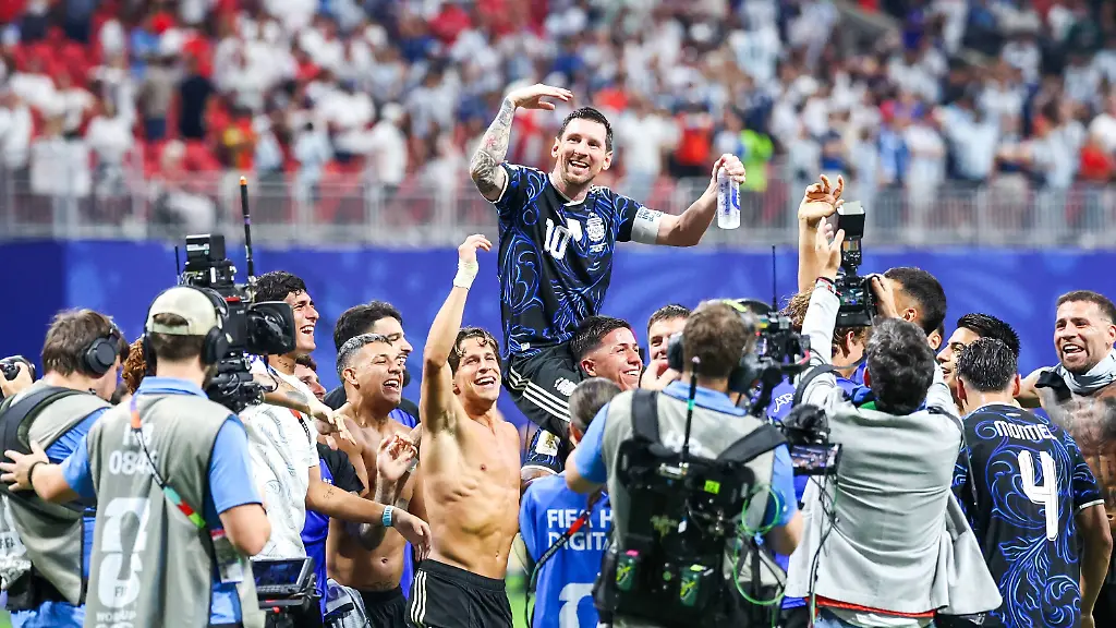 RECORD-DATE-NOT-STATED-FIFA-World-Cup-WM-Weltmeisterschaft-Fussball-2026-Semifinal-England-v-Argentina-Argentina-players-celebrate-with-Lionel-Messi-after-securing-a-place-in-the-FIFA-World-Cup-final-with-a-2-1-victory-over-England-at-Atlanta-Stadium-in-Georgia-United-States-on-Wednesday-July-15-2026