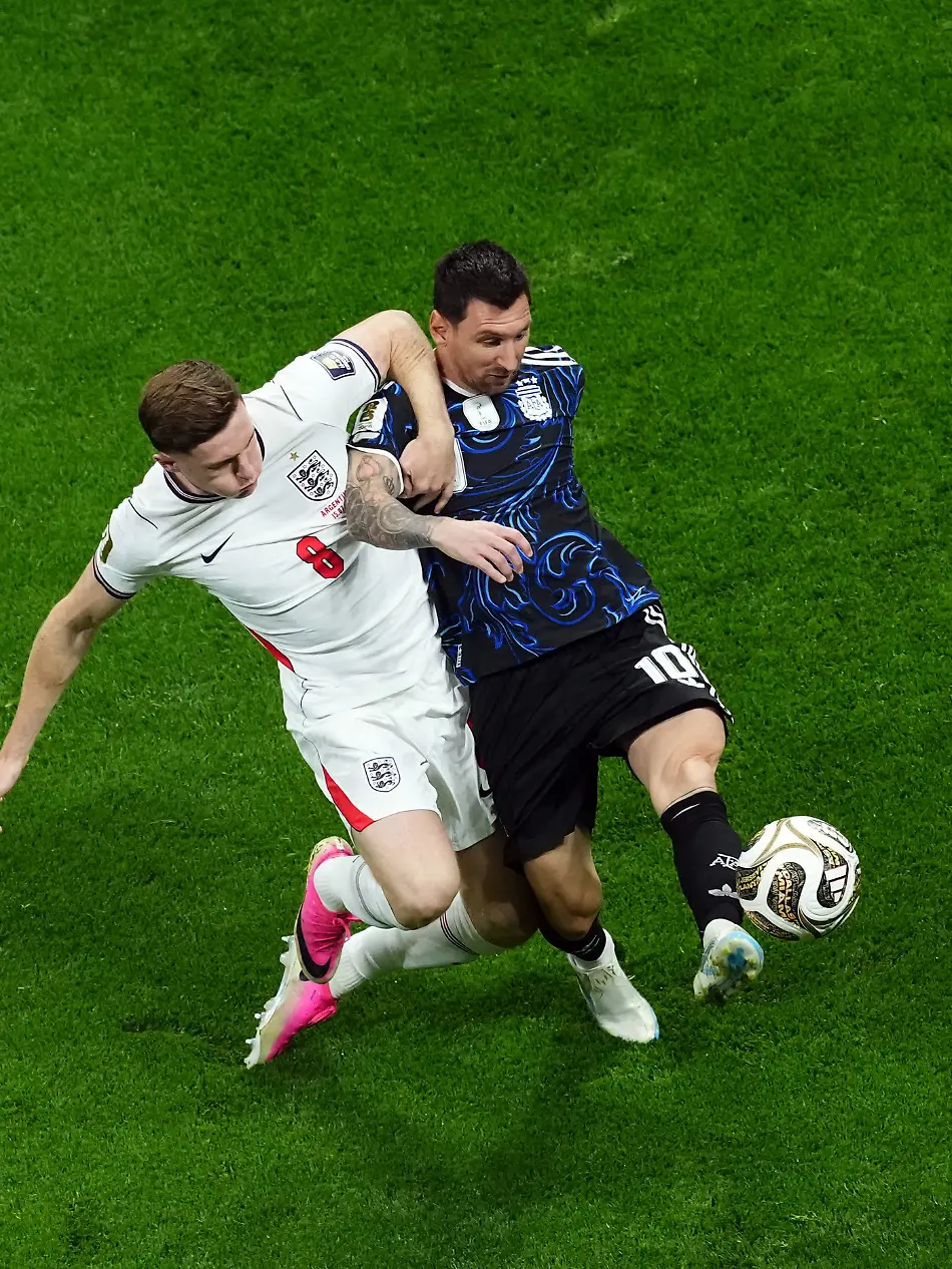15-07-2026-USA-Atlanta-Fussball-Maenner-WM-2026-England-Argentinien-Halbfinale-Atlanta-Stadion-Die-Englaender-Elliot-Anderson-l-und-Harry-Kane-r-kaempfen-mit-dem-Argentinier-Lionel-Messi-um-den-Ball-EINSCHRAeNKUNGEN-Die-Nutzung-unterliegt-Einschraenkungen-Ausschliesslich-redaktionelle-Nutzung-keine-kommerzielle-Nutzung-ohne-vorherige-Zustimmung-des-Rechteinhabers