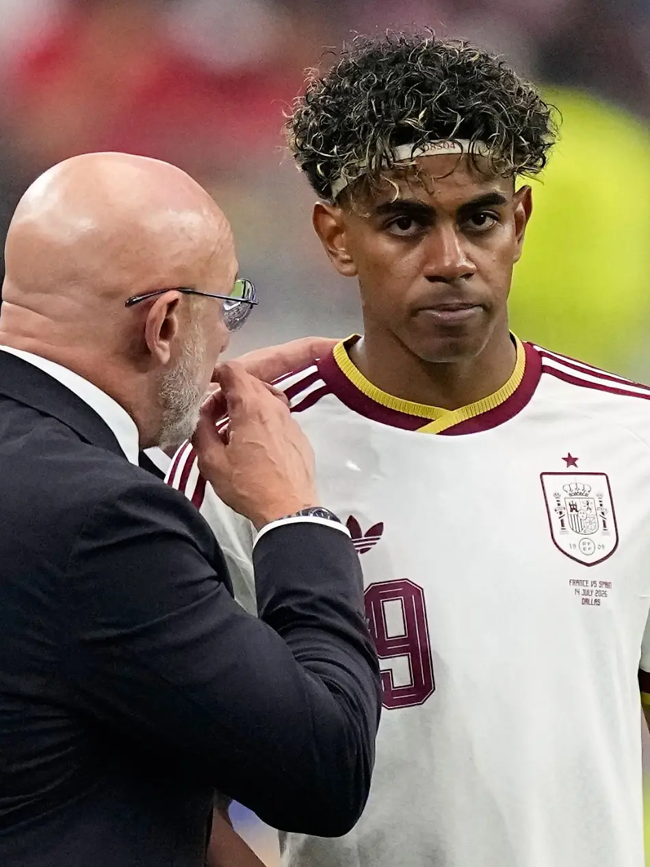 14-07-2026-USA-Arlington-Fussball-Maenner-WM-2026-Frankreich-Spanien-Halbfinale-Dallas-Stadion-in-Arlington-Der-spanische-Nationaltrainer-Luis-de-la-Fuente-l-spricht-mit-dem-Spanier-Lamine-Yamal