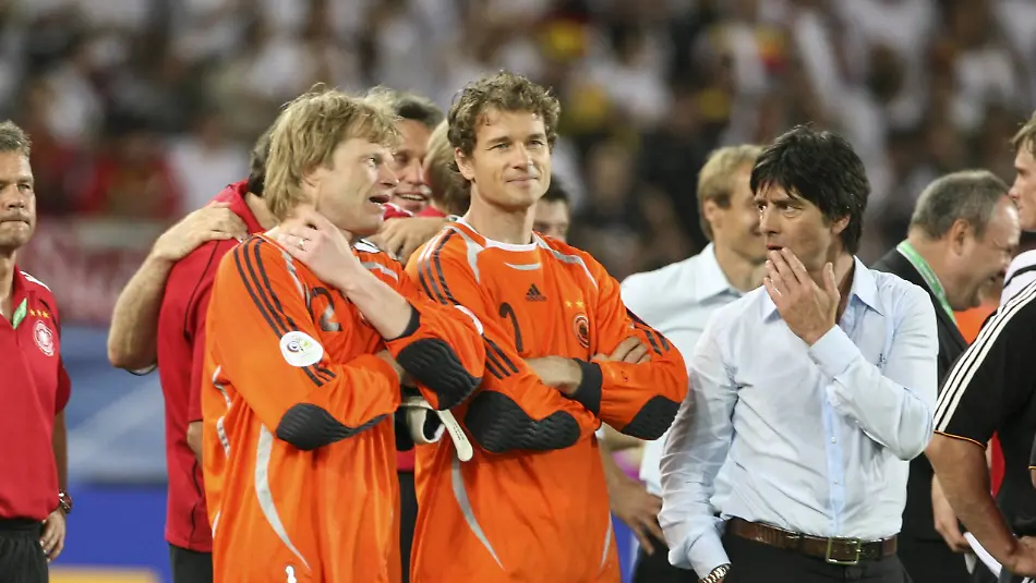 Oliver-Kahn-re-und-Jens-Lehmann-mi-und-Jogi-Loew-beim-Fussball-WM-2006-Spiel-um-Platz-3-DFB-Deutschland-BRD-Portugal-3-1-in-Stuttgart