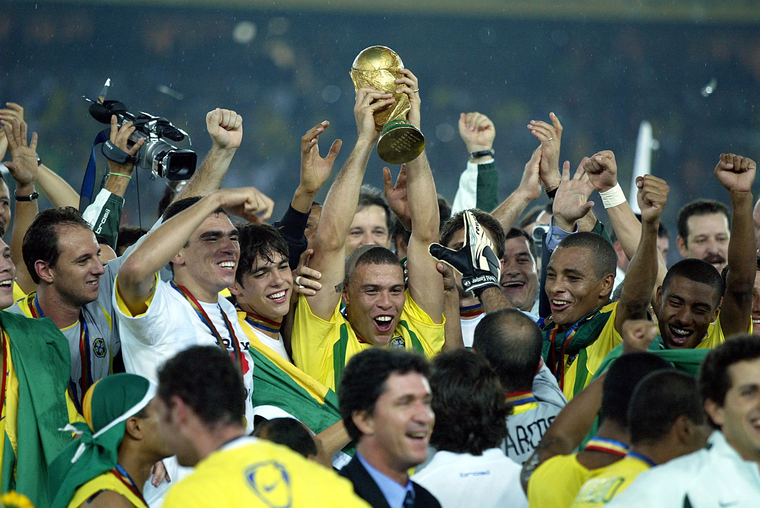 Germany-V-Brazil-FIFA-World-Cup-WM-Weltmeisterschaft-Fussball-Final-Match-2002-Ronaldo-of-Brazil-with-World-Cup-trophy-celebrates-with-Gilberto-Silva-and-team-after-winning-the-FIFA-World-Cup-Final-Match-2002-match-between-Germany-and-Brazil-at-International-Stadium-Yokohama-on-June-30-2002-in-Yokohama-Japan
