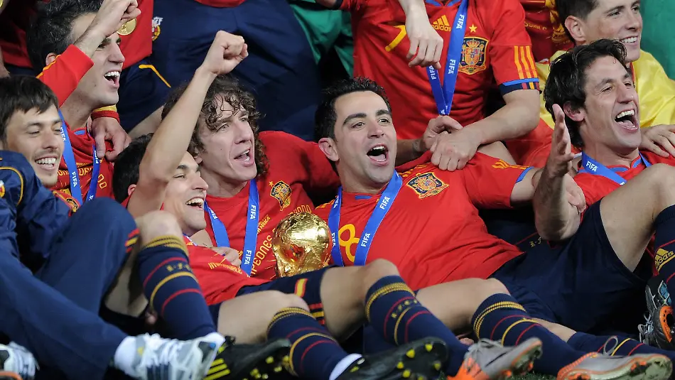 Bildnummer-06165248-Datum-11-07-2010-Copyright-imago-Ulmer-Teamfoto-FUSSBALL-WM-2010-FINALE-11-07-2010-Holland-Spanien-JUBEL-MIT-WM-POKAL-Carles-PUYOL-XAVI-HERNANDEZ-v-li