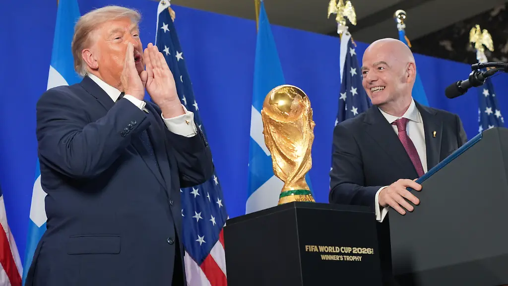 US-Praesident-Donald-Trump-und-FIFA-Praesident-Gianni-Infantino-halten-bei-einem-Empfang-im-Trump-Tower-in-New-York-eine-Rede