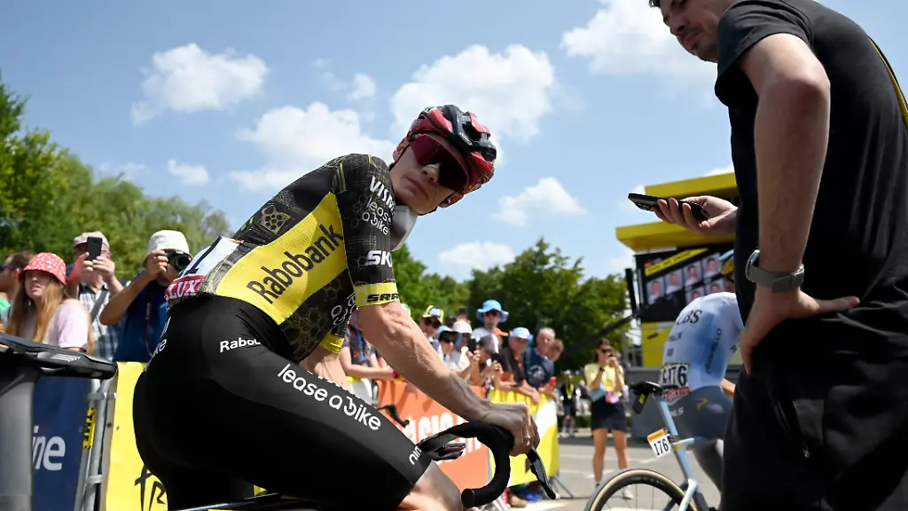 PHOTOPQR-LE-PROGRES-Philippe-TRIAS-19-07-2026-15e-etape-du-tour-de-France-Champagnole-19-juillet-2026-15e-etape-du-tour-de-France-Champganole-Plateau-de-Solaison-Jonas-Vingegaard-ce-matin-a-la-signature-et-presentation-des-coureurs-au-depart-de-la-ville-de-Champagnole-CYCLING-TOUR-DE-FRANCE-STAGE-15-stage-15-of-the-2026-Tour-de-France-cycling-race-a-stage-of-184km-from-Champagnole-to-Plateau-de-Solaison-on-Sunday-19-July-2026-The-113th-edition-of-the-Tour-de-France-starts-on-Saturday-4-July-in-Barcelona-Spain-and-will-finish-in-Paris-France-on-the-26th-of-July