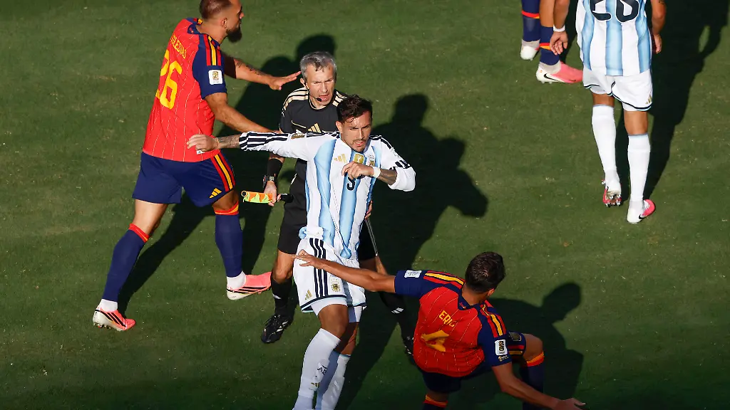 Argentina-s-Leandro-Paredes-5-scuffles-with-Spain-s-Eric-Garcia-after-the-FIFA-World-Cup-WM-Weltmeisterschaft-Fussball-final-match-at-New-York-New-Jersey-Stadium-in-East-Rutherford-New-Jersey-on-Sunday-June-19-2026-Spain-won-the-match-1-0