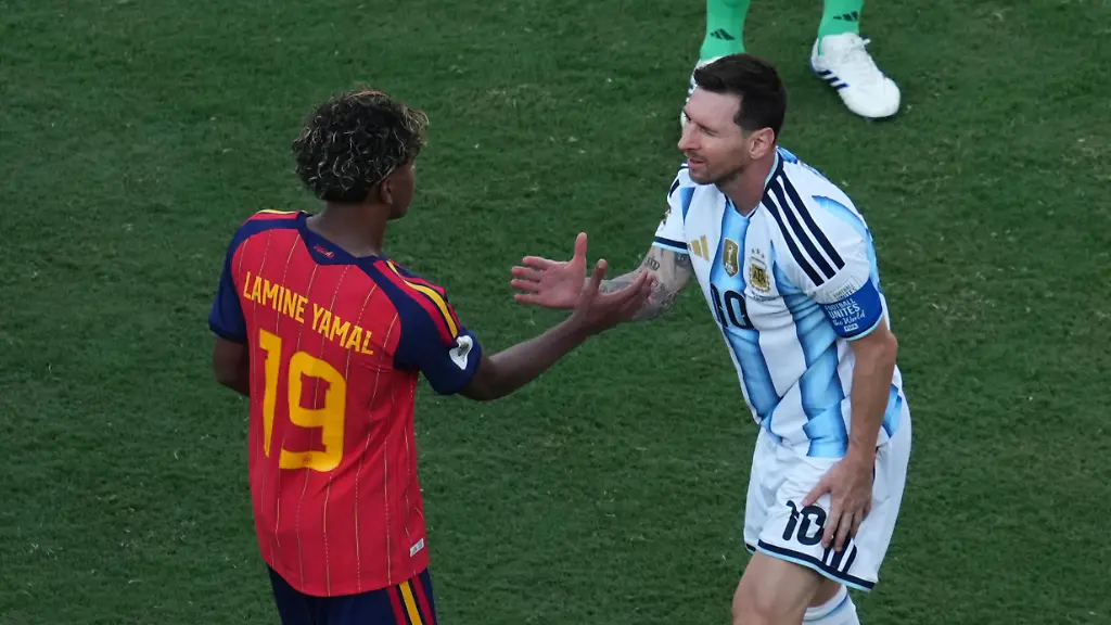July-19-2026-New-Jersey-Aarhus-USA-LIONEL-ANDRES-MESSI-from-Argentina-and-LAMINE-YAMAL-from-Spain-during-FIFA-World-Cup-2026-Spain-and-Argentina