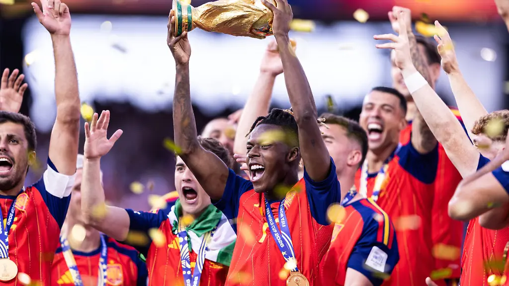 July-19-2026-East-Rutherford-New-Jersey-USA-Nico-Williams-17-of-Spain-hold-up-the-FIFA-World-Cup-trophy-after-the-FIFA-World-Cup-2026-Final-match-between-Spain-and-Argentina-at-New-York-New-Jersey-Stadium-on-July-19-2026-in-East-Rutherford-USA