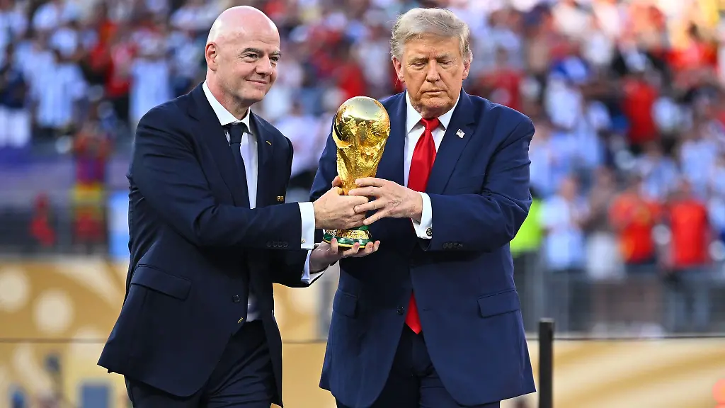 Donald-Trump-r-und-Gianni-Infantino-bringen-den-WM-Pokal