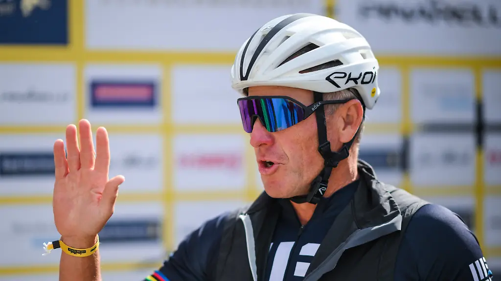 ARCHIV-18-05-2025-Baden-Wuerttemberg-Bad-Duerrheim-Radsport-Radsport-Veranstaltung-Der-ehemalige-Tour-de-France-Sieger-Lance-Armstrong-gruesst-vor-dem-Rennen-das-Publikum