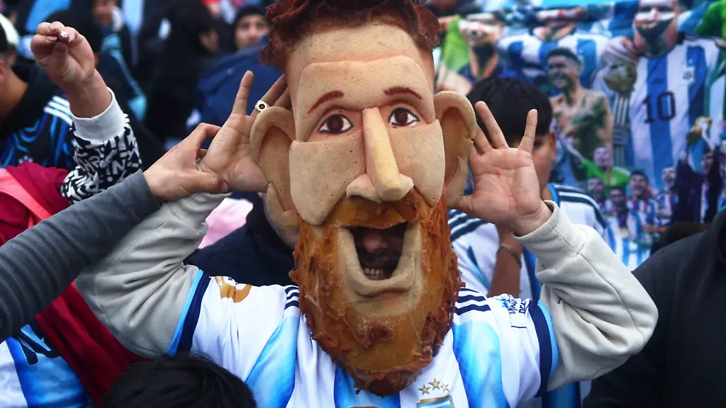 Soccer-Football-FIFA-World-Cup-2026-Argentina-players-arrive-in-Buenos-Aires-after-the-final-Buenos-Aires-Argentina-July-20-2026-Argentina-fan-wearing-a-Lionel-Messi-mask-gestures-as-supporters-gather-outside-the-Argentine-Football-Association-AFA-headquarters-on-the-outskirts-of-Buenos-Aires-after-Argentina-lost-the-World-Cup-final-to-Spain-REUTERS-Matias-Baglietto