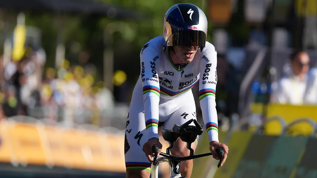 ARCHIV-04-07-2026-Spanien-Barcelona-Tour-de-France-1-Etappe-Mannschaftszeitfahren-Der-Belgier-Remco-Evenepoel-vom-Team-Red-Bull-Bora-HansGrohe-ueberquert-die-Ziellinie-der-ersten-Etappe-der-Radrundfahrt-Tour-de-France-einem-Mannschaftszeitfahren-ueber-19-6-Kilometer-11-8-Meilen-mit-Start-und-Ziel-in-Barcelona-Spanien