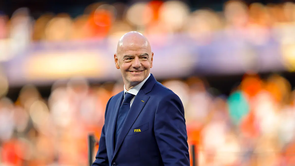 19-07-2026-Fussball-Weltmeisterschaft-2026-in-den-USA-Finale-Spanien-Argentinien-im-MetLife-Stadium-New-York-New-Jersey-East-Rutherford-Gianni-Infantino-FIFA-Praesident-laechelt-FIFA-regulations-prohibit-any-use-of-photographs-as-image-sequences-and-or-quasi-video