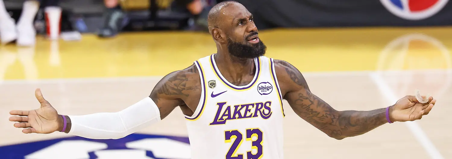 NBA-Basketball-Herren-USA-Playoffs-Oklahoma-City-Thunder-at-Los-Angeles-Lakers-Lakers-forward-LeBron-James-complains-about-a-call-during-the-first-half-of-game-three-in-second-round-of-the-NBA-Playoffs-between-the-Los-Angeles-Lakers-and-Oklahoma-City-Thunder-at-Crypto-Com-Arena-in-Los-Angeles-California-USA-09-May-2026